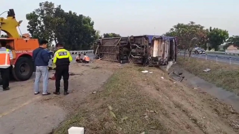 Kecelakaan Maut di Tol Jombang, Bus Pariwisata Terguling