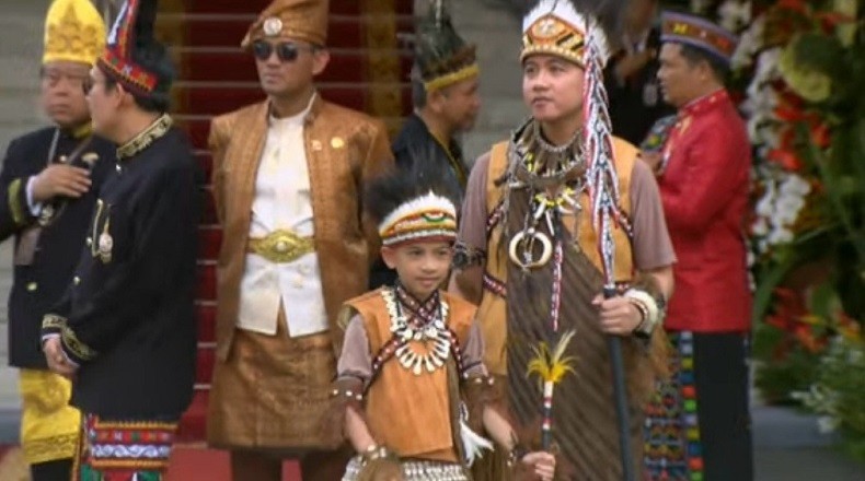 Gibran dan Jan Ethes Kompak Pakai Baju Adat Papua dalam Upacara 17 Agustus
