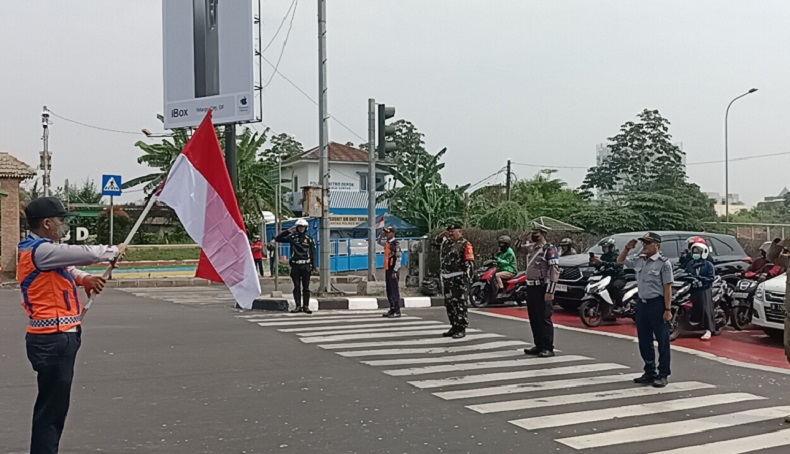 Detik-Detik Proklamasi, Pengendara Berhenti Hormat Bendera di Lampu Merah Jalan Juanda Depok