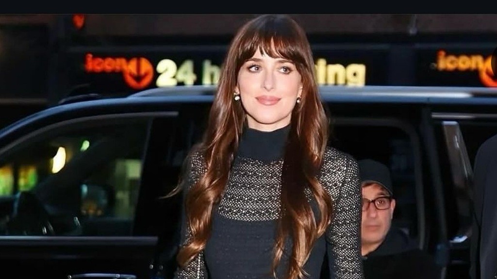 Dakota Johnson Pamer Cincin Tunangan, Tepis Rumor Putus dengan Chris Martin
