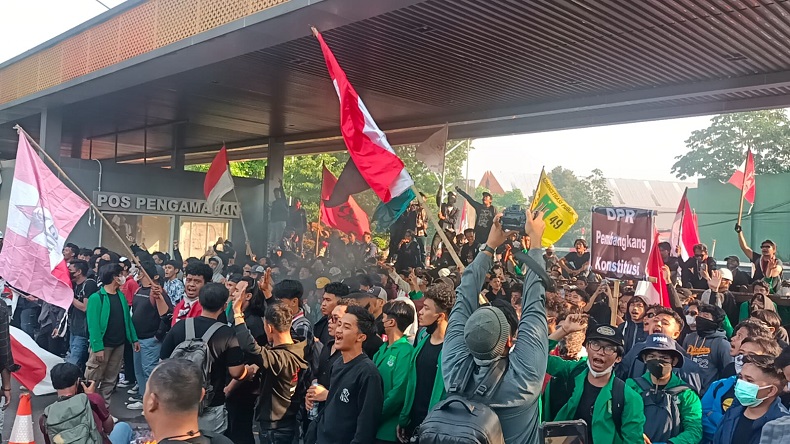 Demo di DPR Memanas, Mahasiswa Bakar-bakar hingga Terus Masuk ke Gerbang Belakang