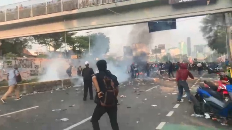 Aparat Pukul Mundur Massa Aksi Kawal Putusan MK di DPR Pakai Gas Air Mata