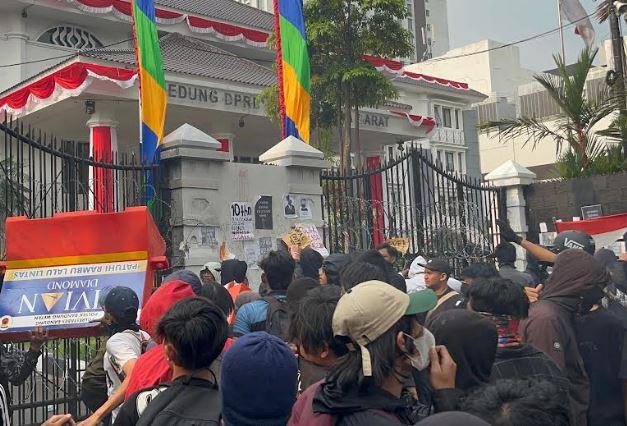 Demo Bandung Hari Ini Memanas! Massa Terobos Kawat Berduri di Gedung DPRD Jabar