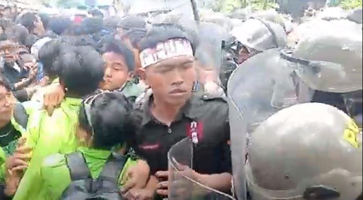 Demo Hari Ini di Semarang Ricuh, Sejumlah Mahasiswa Dievakuasi ke Rumah Sakit