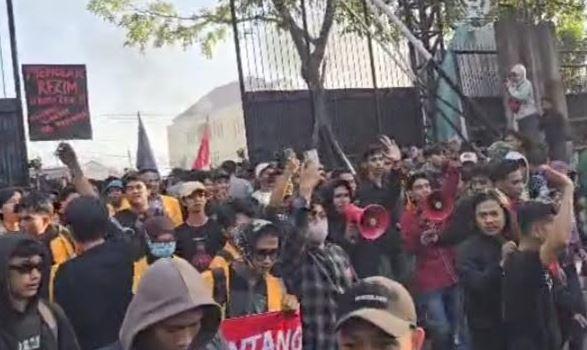 Demo di Makassar Hari Ini Memanas, Ribuan Mahasiswa Terobos Gerbang DPRD Sulsel
