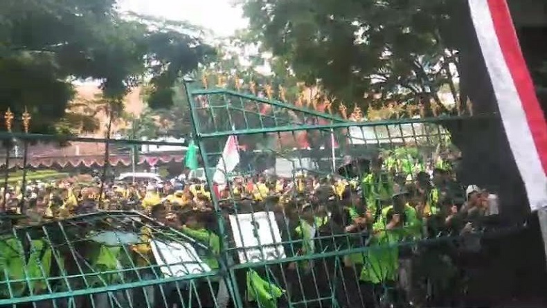 Demo Hari Ini di Semarang, Pagar DPRD Jateng Dirobohkan hingga Polisi Tembakkan Gas Air Mata