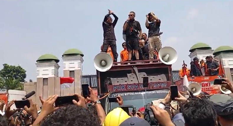 Demo Senayan Hari Ini, Massa Terus Berdatangan Desak DPR Patuhi Putusan MK