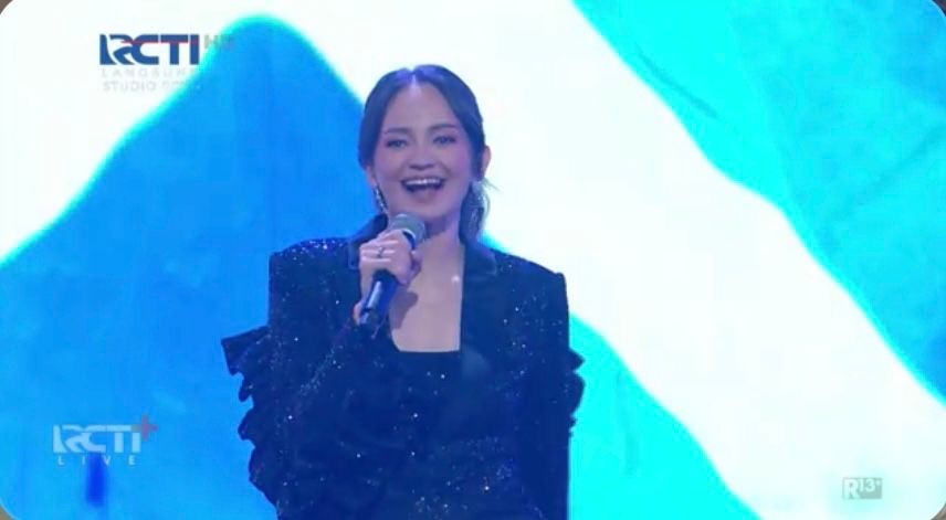 Momen Enzy Storia Nyanyi di Panggung Selebrasi Spektakuler RCTI 35: Agak Gemetaran   