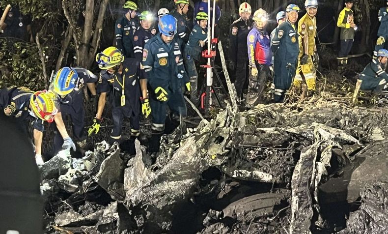 Pesawat Cessna Jatuh Menghujam Lumpur hingga Kedalaman 10 Meter, 9 Orang Dinyatakan Tewas