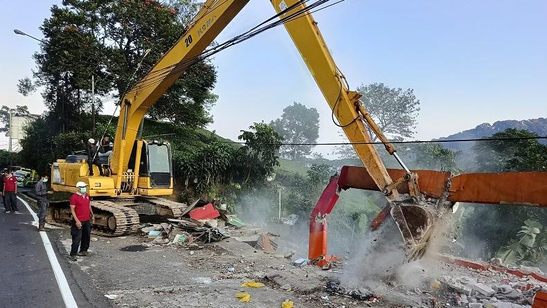 Satpol PP Kembali Tertibkan Lapak PKL Liar di Jalur Puncak Bogor