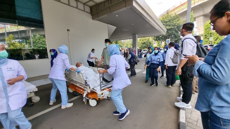 Kebakaran di RSPP Jaksel, Pasien Dievakuasi Pakai Kasur Rumah Sakit