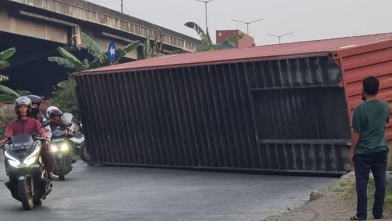 Kecelakaan di Jalan Cakung-Cilincing, Kontainer Lepas hingga Tutupi Jalan