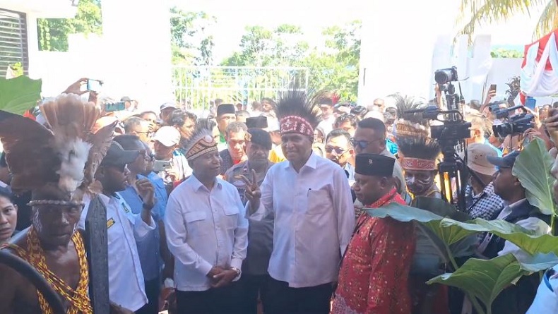 Dominggus Mandacan-M Lakotani Diusung Partai Perindo Daftar ke KPU Papua Barat