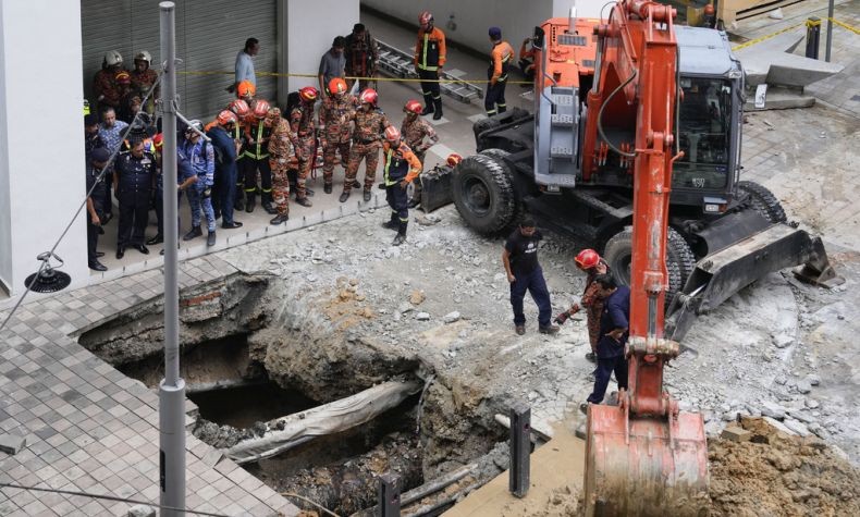 Turis Tertelan Sinkhole di Malaysia Belum Ditemukan Setelah 6 Hari, Dukun Bertindak