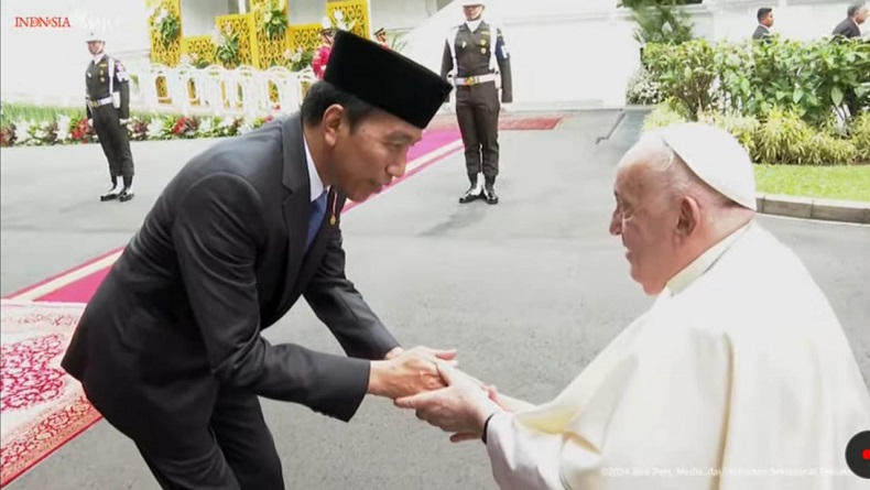 Presiden Jokowi Sambut Paus Fransiskus di Istana Merdeka