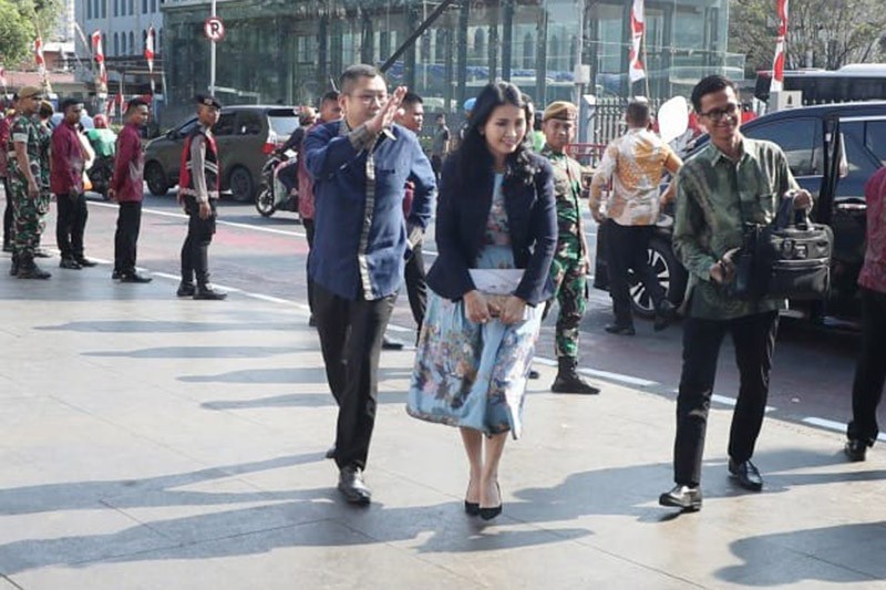 Momen HT dan Liliana Tanoesoedibjo Sambut Kedatangan Paus Fransiskus di Masjid Istiqlal