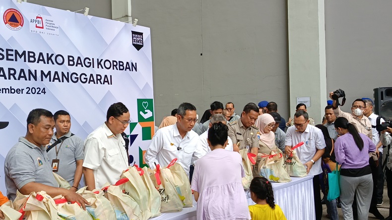 Heru Budi Datangi Korban Kebakaran Manggarai di Rusun Pasar Rumput, Bagikan Sembako