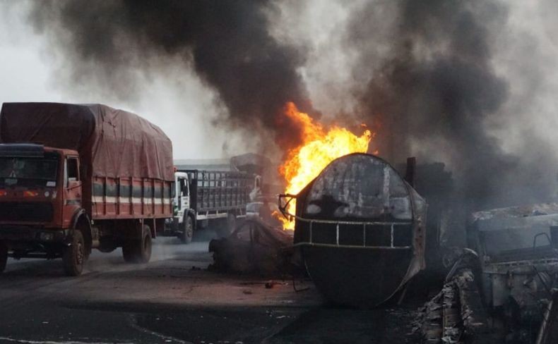 Truk Tangki Bahan Bakar Tabrakan Picu Ledakan Dahsyat, 48 Orang Tewas
