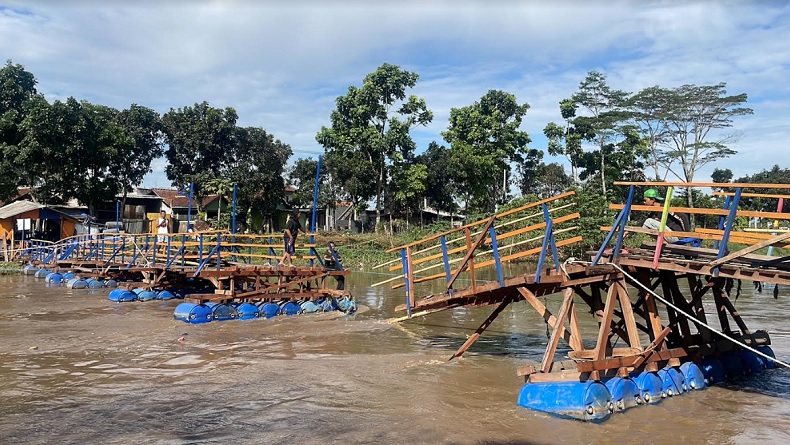 Jembatan Terapung di Kabupaten Bandung Roboh Diterjang Air Sungai Citarum