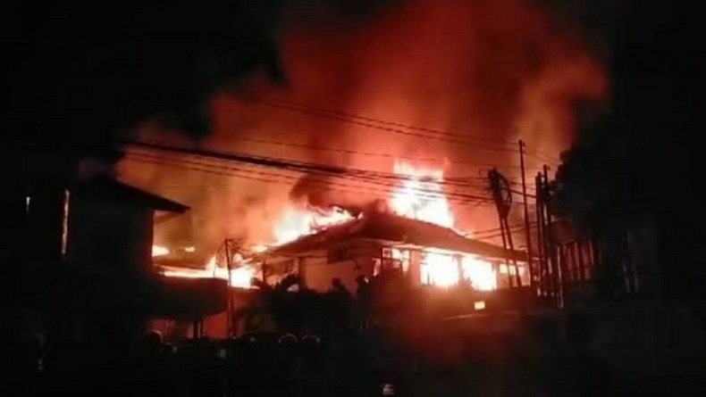 Kantor Dinas Kesehatan NTT Terbakar, Api Berkobar dari Lantai 2 Bangunan