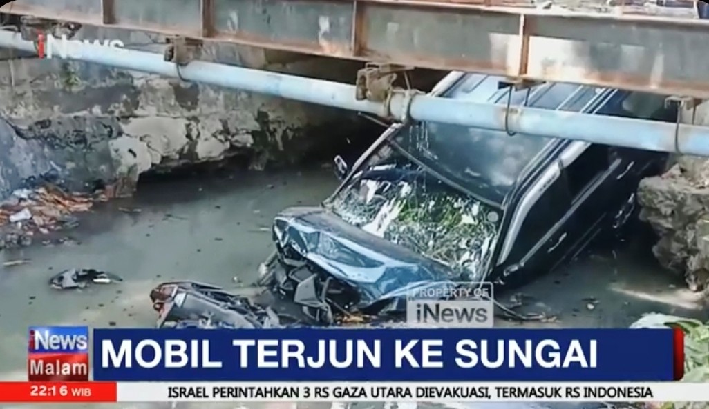 Hindari Motor Menyeberang, Mobil Terjun ke Sungai di Surabaya