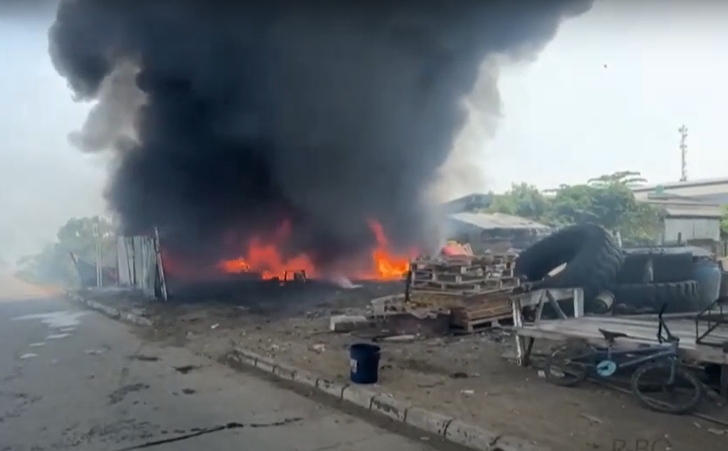 Gara-Gara Puntung Rokok, Lapak Ban Bekas di Cilincing Hangus Terbakar