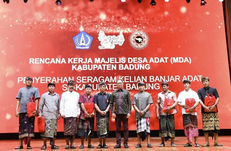 Plt Bupati I Ketut Suiasa Hadiri Penyerahan Seragam bagi Kelian Banjar Adat se-Badung