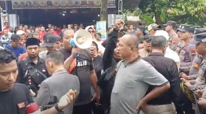 Massa Berbagai Elemen Demo KPU Pekalongan, Tuntut Netral di Pilkada 2024