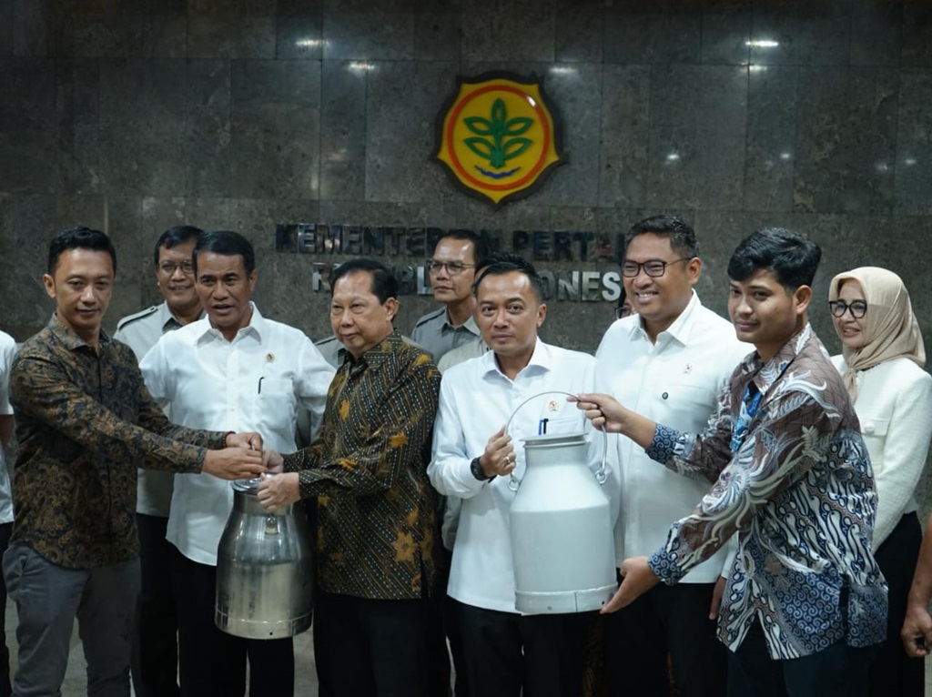Heboh Peternak Mandi Susu Protes Pembatasan Kuota, Amran Perintahkan Hal Ini
