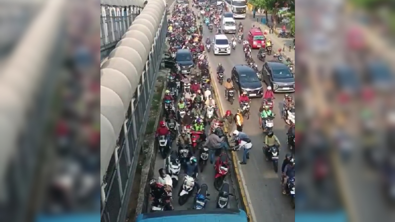 Viral Puluhan Pemotor Terjebak di Jalur Busway Jakbar, Ramai-ramai Bongkar Separator
