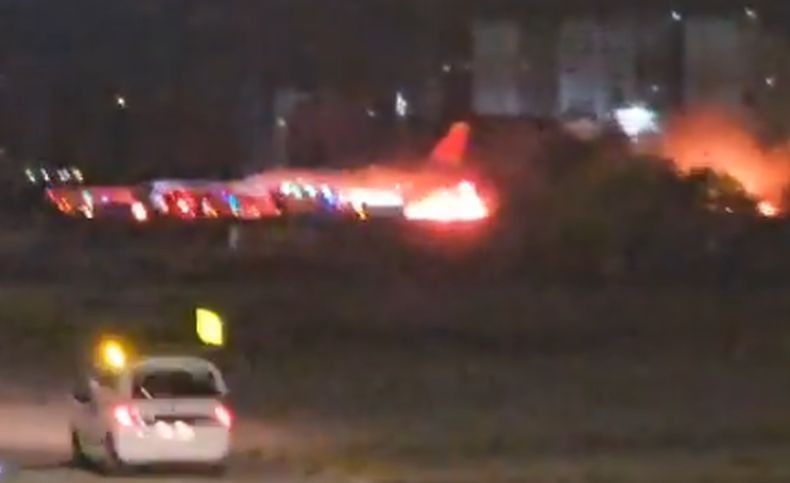 Pesawat Sukhoi Superjet 100 Maskapai Rusia Bawa 95 Orang Terbakar di Turki