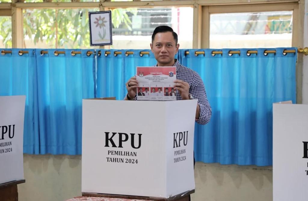 Nyoblos di TPS 28 Cipete, AHY: Pertama Kali dalam Sejarah Pilkada Serentak Seluruh Indonesia