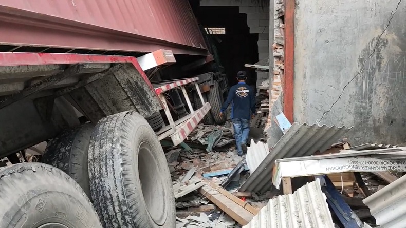 Penampakan Truk Kontainer Tabrak Warung Makan dan Gudang di Boyolali, Tembok Jebol