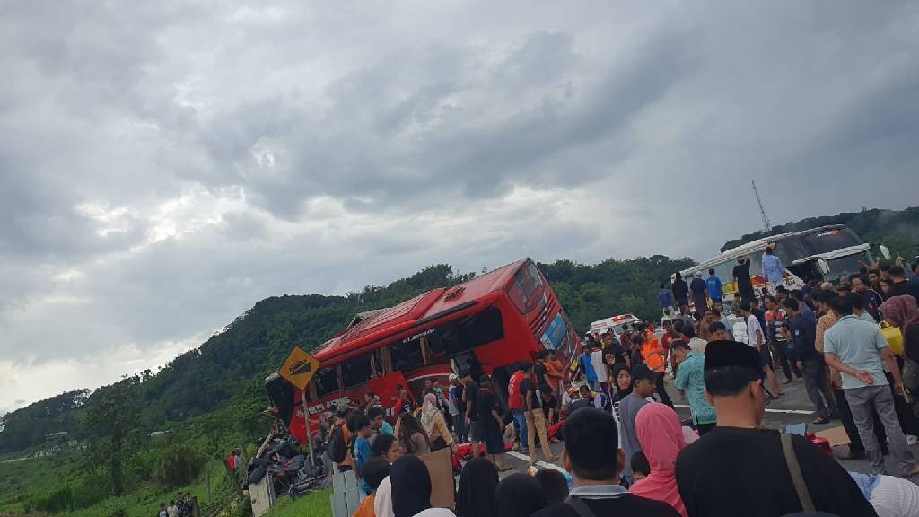 Breaking News: Kecelakaan Bus dan Truk di Tol Purwodadi - Malang