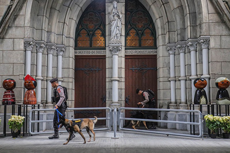 Polisi Sterilisasi dan Jaga Ketat Gereja Katedral jelang Malam Natal