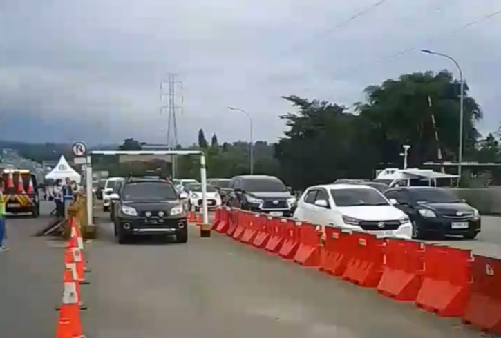 Urai Kepadatan Arah Puncak, Contraflow Diterapkan di Tol Jagorawi Pagi Ini