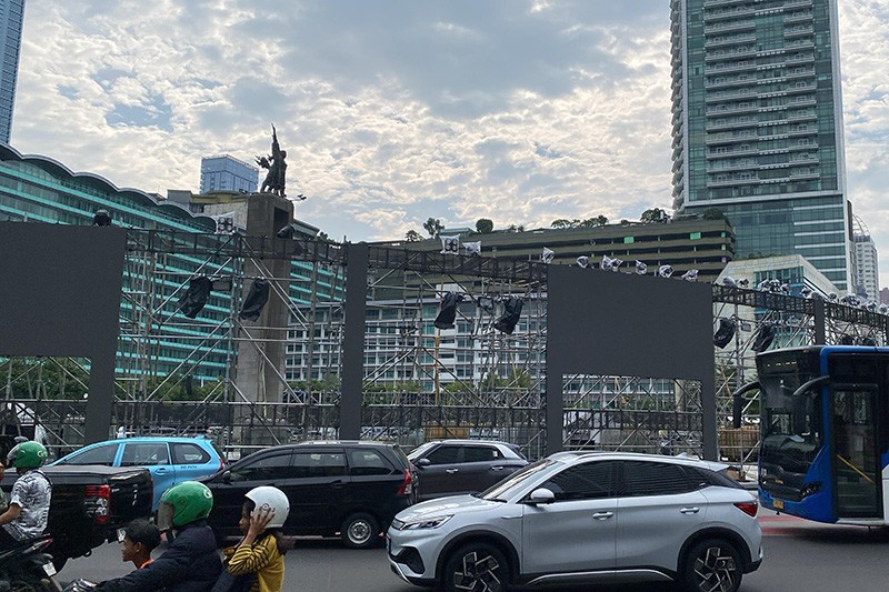Viral TikTokers Diusir Satpol PP saat Lagi Live Streaming di Bundaran HI