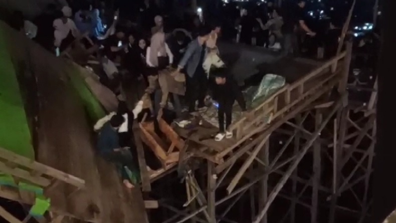 Kafe di Lampung Ambruk, Pengunjung Berjatuhan