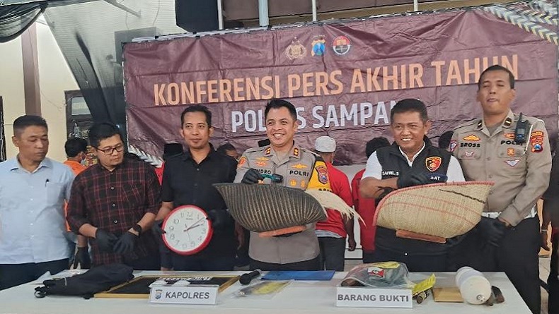Polisi Gerebek Judi Sabung Ayam di Sampang, 8 Orang Ditangkap 35 Motor Diamankan