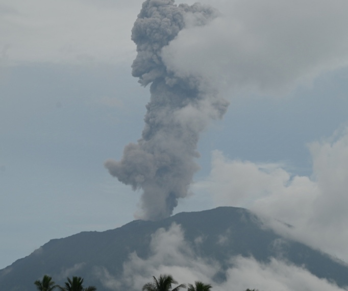 Gunung Ibu di Halmahera Barat Meletus Hari Ini, Semburkan Abu Vulkanik 1.500 Meter