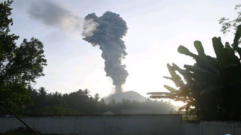 Gunung Ibu Halmahera Barat Erupsi, Kolom Abu Capai 1.000 Meter
