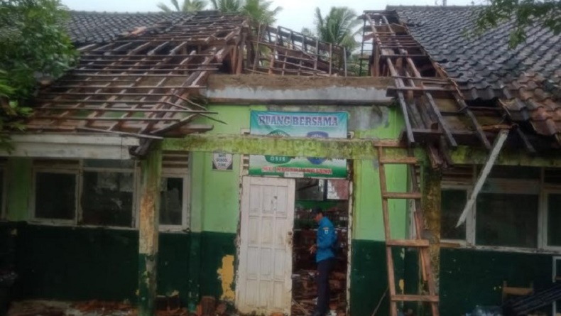 Atap Gedung Sekolah di Pandeglang Ambruk usai Diguyur Hujan, Siswa Pindah Belajar