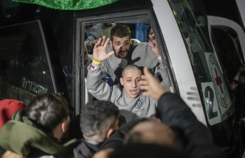 Beredar Video Pasukan Israel Siksa Tahanan Palestina Sebelum Dibebaskan