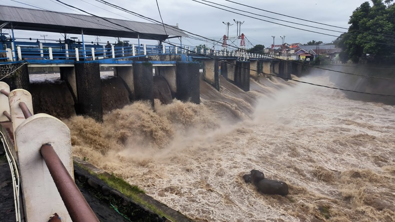 Bendung Katulampa Siaga 3 Imbas Hujan Deras di Puncak Bogor