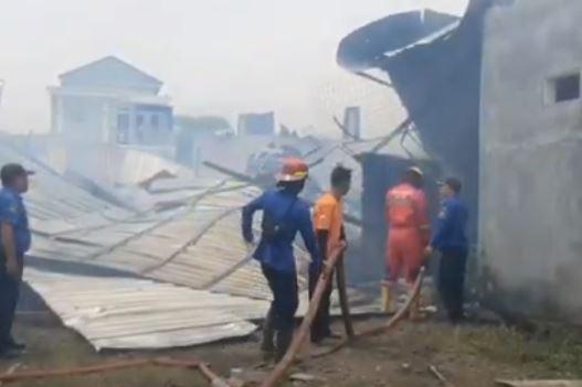 Kebakaran Landa Gudang Bahan Bangunan di Tegal, 5 Mobil Damkar Dikerahkan