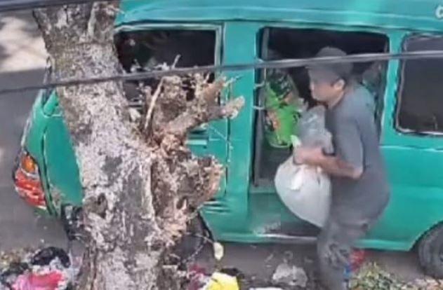 Viral Sopir Angkot Buang Belasan Karung Sampah di Pinggir Jalan Bandung