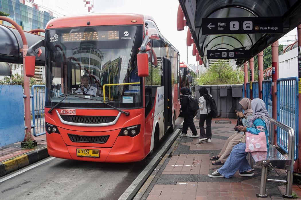 Hujan Deras Bikin Bus Transjakarta Terlambat, Ini Daftar Koridor dan Rute Terdampak