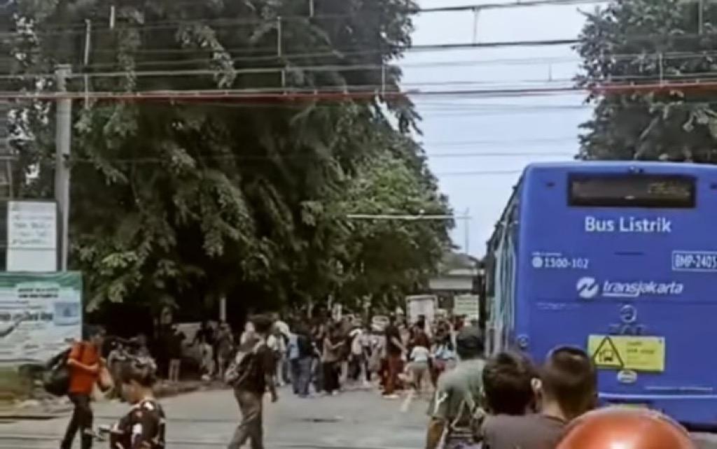 Heboh Bus Transjakarta Berhenti di Tengah Rel Kereta, Penumpang Panik Berhamburan!