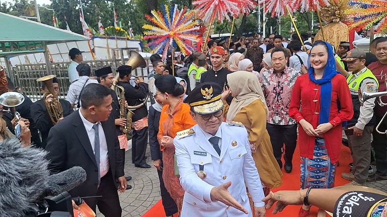 Tiba di Balai Kota Jakarta, Pramono-Rano Disambut Palang Pintu