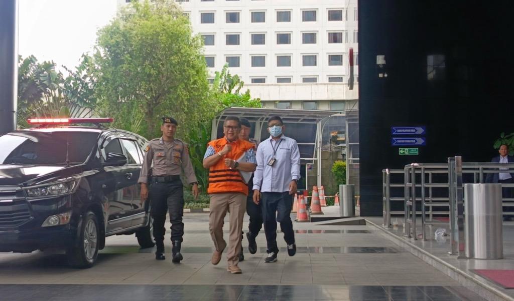 Hasto Kembali Kepalkan Tangan sebelum Pemeriksaan Perdana usai Ditahan KPK
